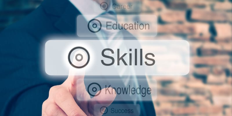 An IT expert pressing a Skills concept button describes Oracle development and database skills.